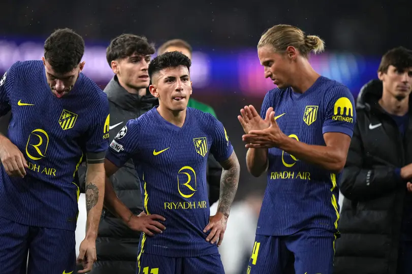 Jugadores de Atlético de Madrid en lamento tras la derrota contra Arsenal en Champions League | AP
