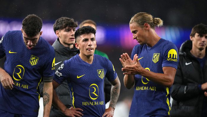 Jugadores de Atlético de Madrid en lamento tras la derrota contra Arsenal en Champions League | AP