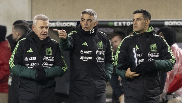 Javier Aguirre y su cuerpo técnico con la Selección Mexicana | IMAGO 7