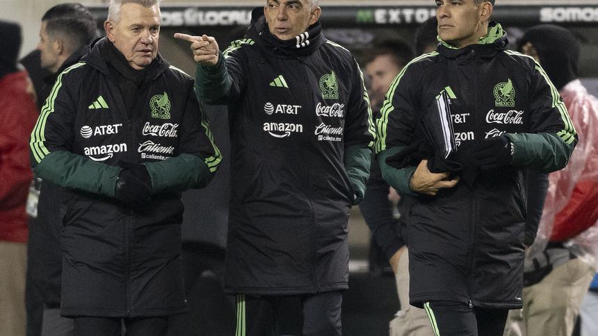 Javier Aguirre y su cuerpo técnico con la Selección Mexicana | IMAGO 7