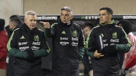 Javier Aguirre y su cuerpo técnico con la Selección Mexicana | IMAGO 7