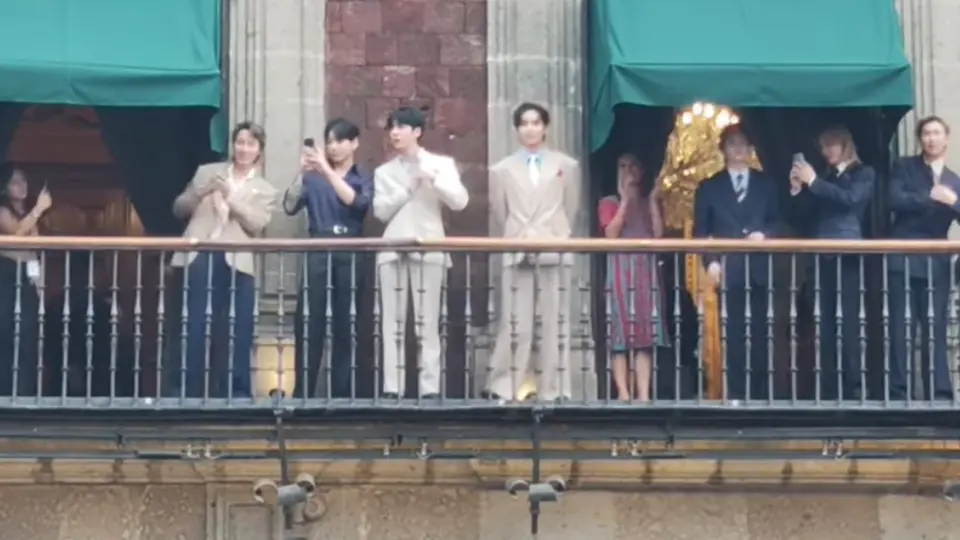 Los BTS tomaron fotos y videos del momento al estar en Zócalo capitalino / Especial