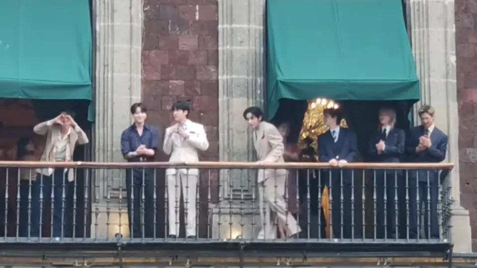 Los cantantes salieron al balcón de Palacio Nacional después de las 17:00 hrs para saludar a las ARMY / Especial