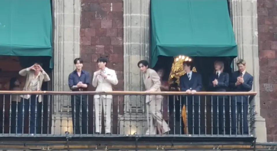 Los cantantes salieron al balcón de Palacio Nacional después de las 17:00 hrs para saludar a las ARMY / Especial