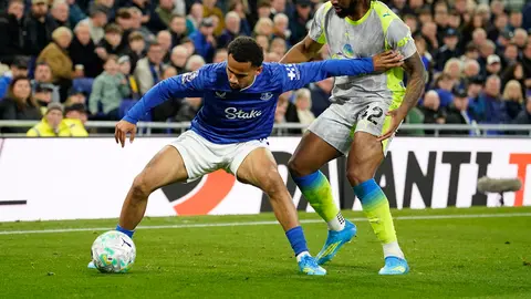 Semenyo pelea por el balón durante el Everton vs Manchester City | AP