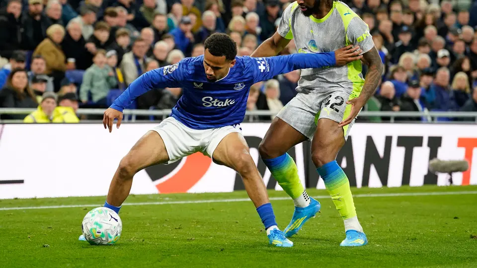 Semenyo pelea por el balón durante el Everton vs Manchester City | AP