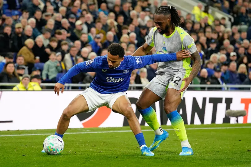 Semenyo pelea por el balón durante el Everton vs Manchester City | AP