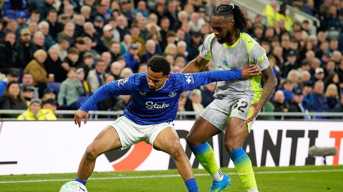 Semenyo pelea por el balón durante el Everton vs Manchester City | AP