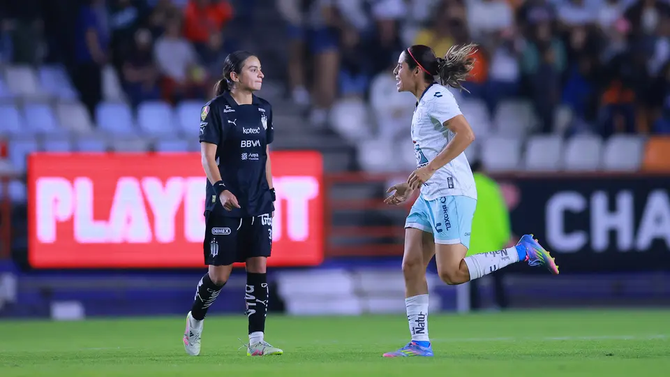 Alice Soto en lamento y Kenti Robles en celebración en la Semifinal del Clausura 2025 de la Liga MX Femenil | IMAGO 7