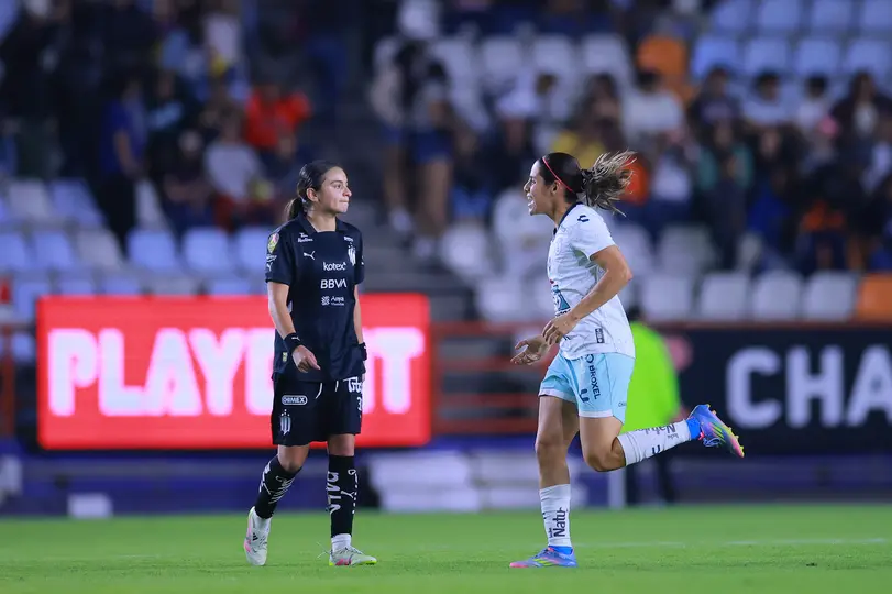 Alice Soto en lamento y Kenti Robles en celebración en la Semifinal del Clausura 2025 de la Liga MX Femenil | IMAGO 7