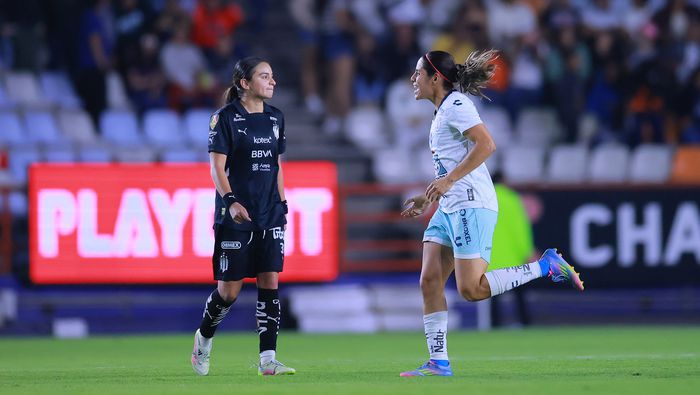 Alice Soto en lamento y Kenti Robles en celebración en la Semifinal del Clausura 2025 de la Liga MX Femenil | IMAGO 7