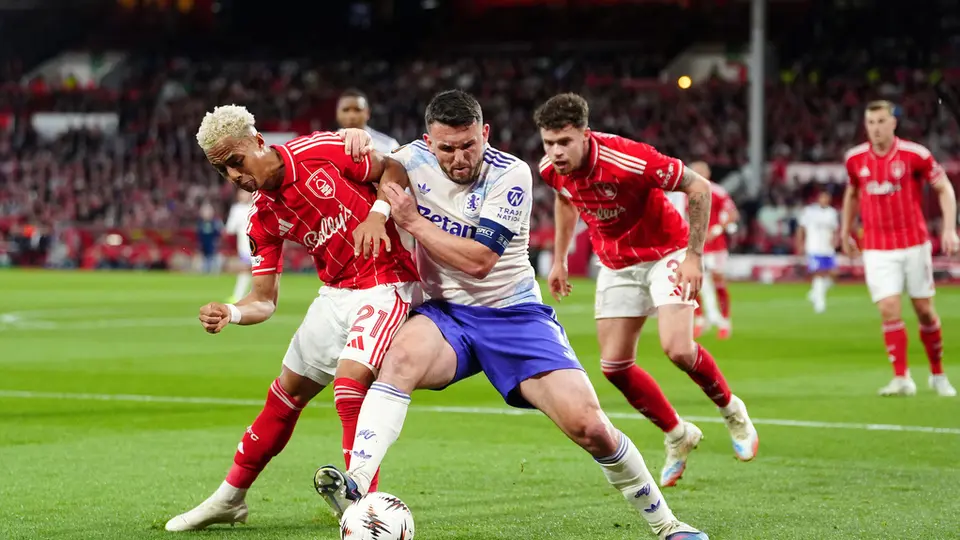 Jugadores de Aston Villa y Nottingham Forest en la ida de la Semifinal de la Europa League | AP