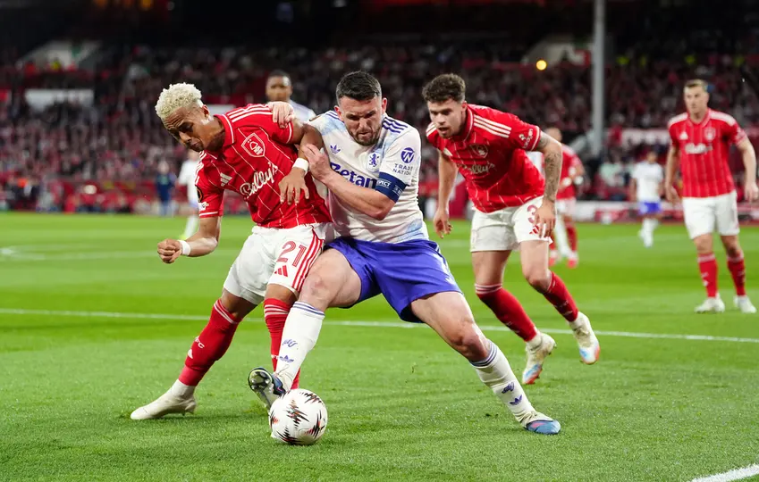 Jugadores de Aston Villa y Nottingham Forest en la ida de la Semifinal de la Europa League | AP