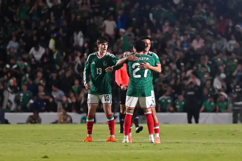 Armando 'Hormiga' González, Richard Ledezma y Roberto 'Piojo' Alvarado con la Selección Mexicana | IMAGO 7