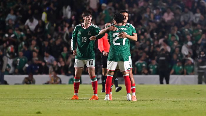 Armando 'Hormiga' González, Richard Ledezma y Roberto 'Piojo' Alvarado con la Selección Mexicana | IMAGO 7