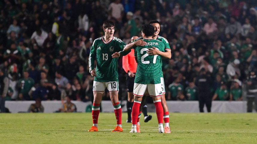 Armando 'Hormiga' González, Richard Ledezma y Roberto 'Piojo' Alvarado con la Selección Mexicana | IMAGO 7