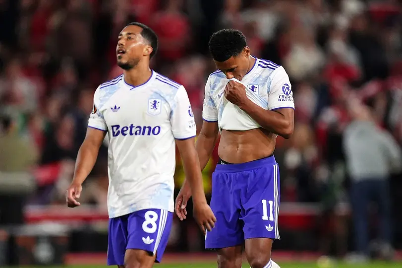 Jugadores de Aston Villa en lamento contra Nottingham Forest en la Europa League | AP