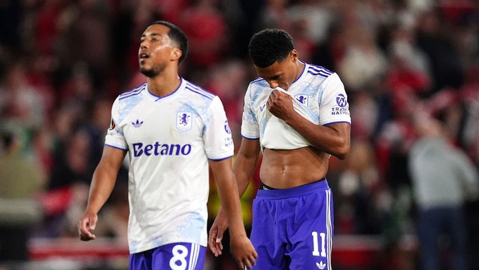 Jugadores de Aston Villa en lamento contra Nottingham Forest en la Europa League | AP