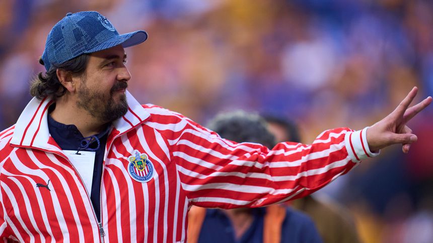 Amaury Vergara en un partido de Chivas en la Liga MX | MEXSPORT