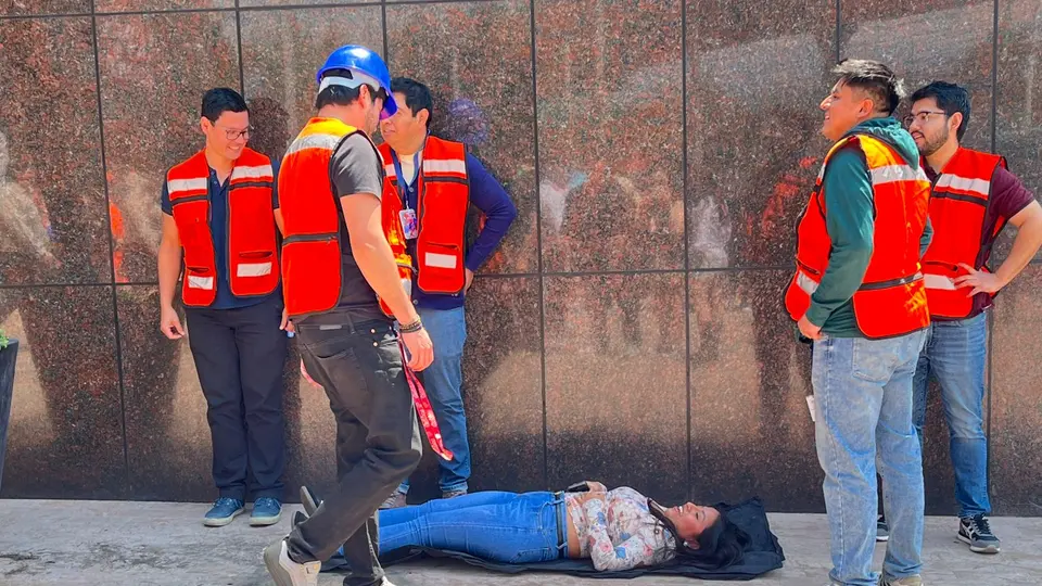 Trabajadores y ciudadanos evacuaron edificios en la CDMX como parte del Simulacro Nacional 2026./ Mariana Alcántara