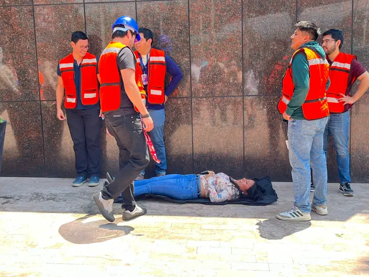 Trabajadores y ciudadanos evacuaron edificios en la CDMX como parte del Simulacro Nacional 2026./ Mariana Alcántara