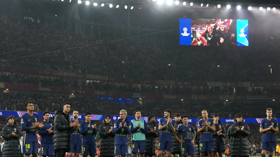 Jugadores de Atlético de Madrid agradecen a su afición tras la derrota contra Arsenal en Champions League | AP