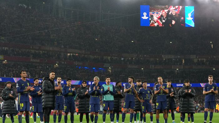 Jugadores de Atlético de Madrid agradecen a su afición tras la derrota contra Arsenal en Champions League | AP