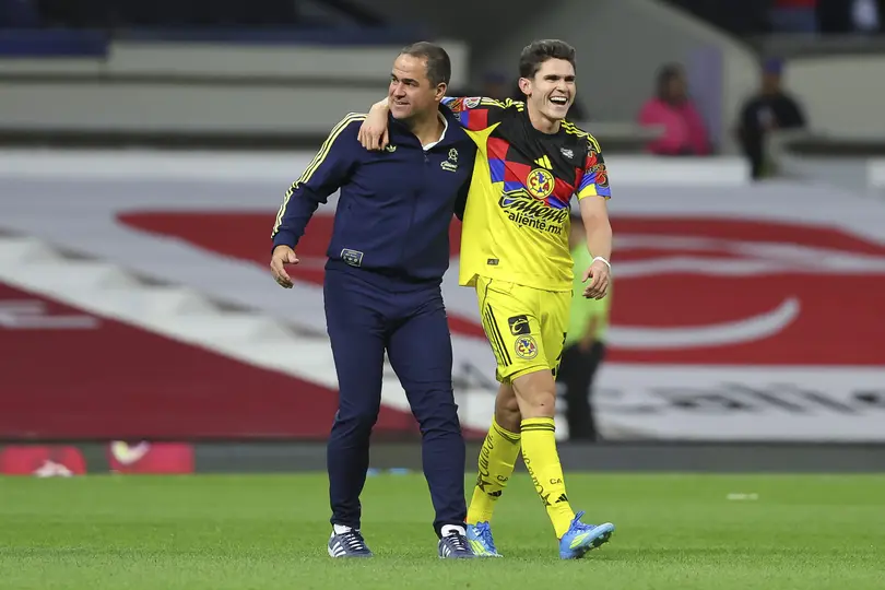 Israel Reyes con André Jardine en partido de América en la Liga MX | IMAGO 7