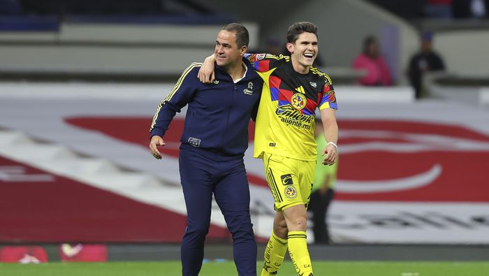 Israel Reyes con André Jardine en partido de América en la Liga MX | IMAGO 7