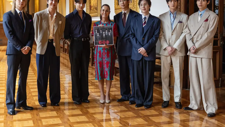 La presidenta Claudia Sheinbaum se tomó la foto del recuerdo con BTS y mandó un mensaje / Especial