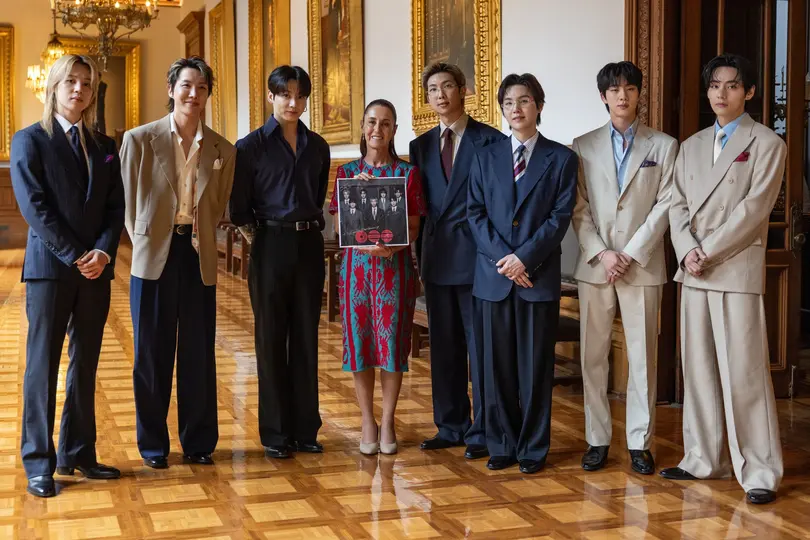 La presidenta Claudia Sheinbaum junto con BTS en Palacio Nacional el pasado mayo. / X: @Claudiashein