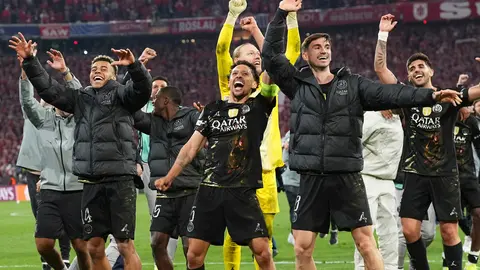 Jugadores de PSG en celebración tras eliminar a Bayern Munich en Champions League | AP