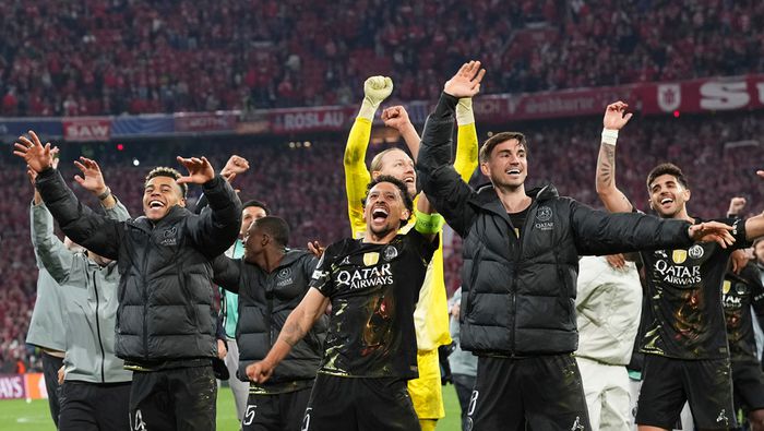 Jugadores de PSG en celebración tras eliminar a Bayern Munich en Champions League | AP
