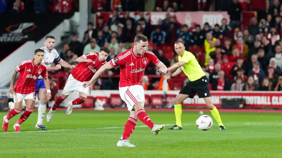 Chris Wood en el penal que le dio el triunfo al Nottinghan Forest contra Aston Villa en la Europa League | AP