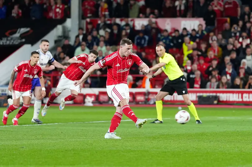 Chris Wood en el penal que le dio el triunfo al Nottinghan Forest contra Aston Villa en la Europa League | AP