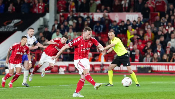 Chris Wood en el penal que le dio el triunfo al Nottinghan Forest contra Aston Villa en la Europa League | AP
