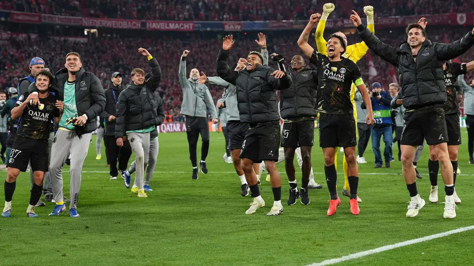 Jugadores de PSG en celebración tras eliminar a Bayern Munich en Champions League | AP