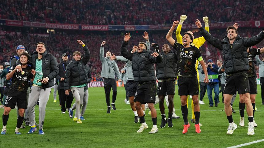 Jugadores de PSG en celebración tras eliminar a Bayern Munich en Champions League | AP
