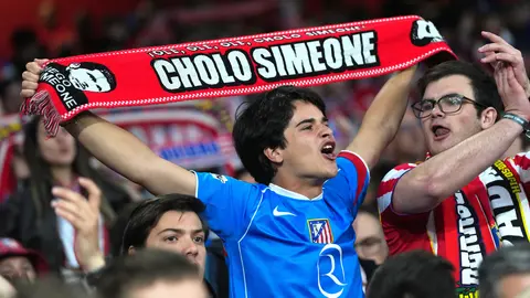 Aficionado de Atlético de Madrid sostiene una bufanda del Cholo Simeone | AP