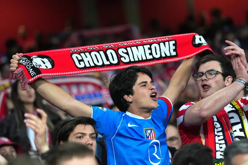 Aficionado de Atlético de Madrid sostiene una bufanda del Cholo Simeone | AP
