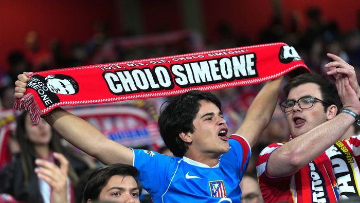 Aficionado de Atlético de Madrid sostiene una bufanda del Cholo Simeone | AP