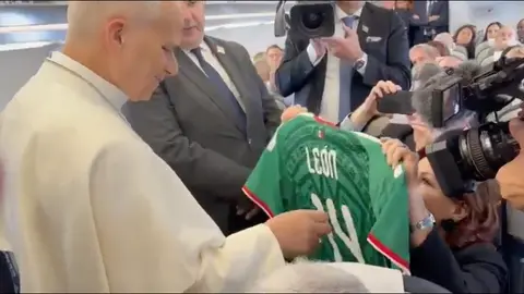La playera de la Selección Nacional tiene el nombre del Papá y su numero 14 / Especial