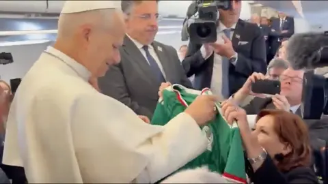 La corresponsal mexicana Valentina Alazraki le entregó el jersey al líder religioso / Especial