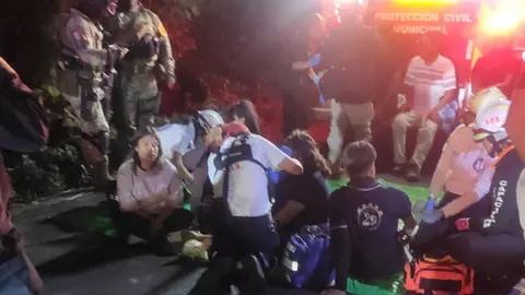 Los estudiantes fueron atendidos en el lugar y seis requirieron traslado a un hospital / Redes Sociales