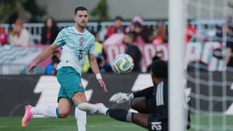 Diogo Dalot ante Chile l AP