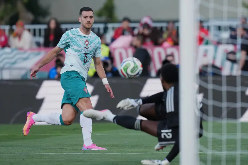 Diogo Dalot ante Chile l AP