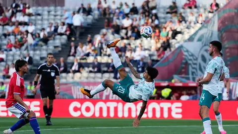 Chilena de Joao Cancelo ante Chile l AP