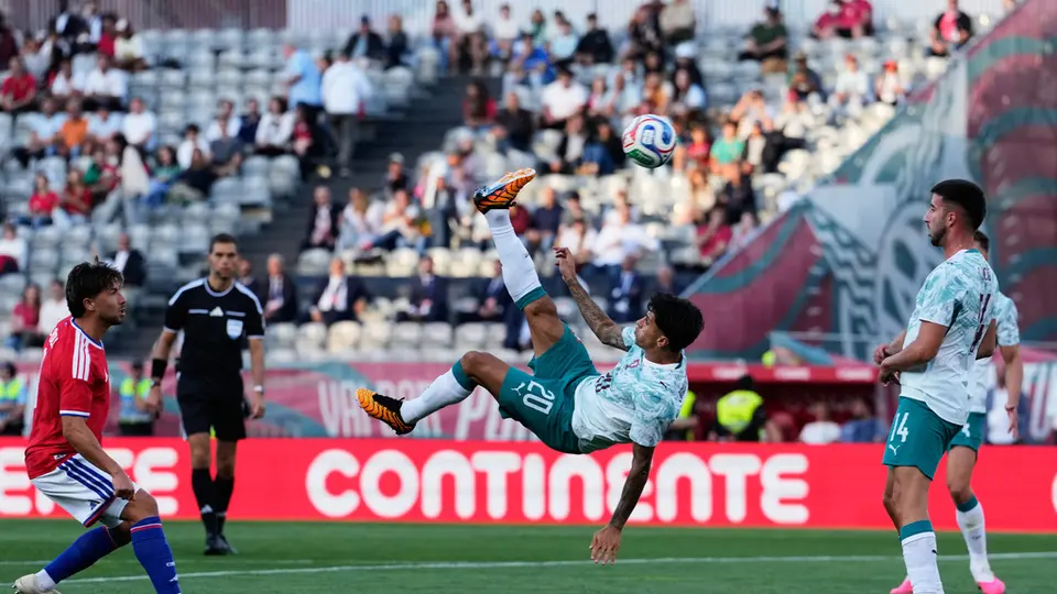 Chilena de Joao Cancelo ante Chile l AP
