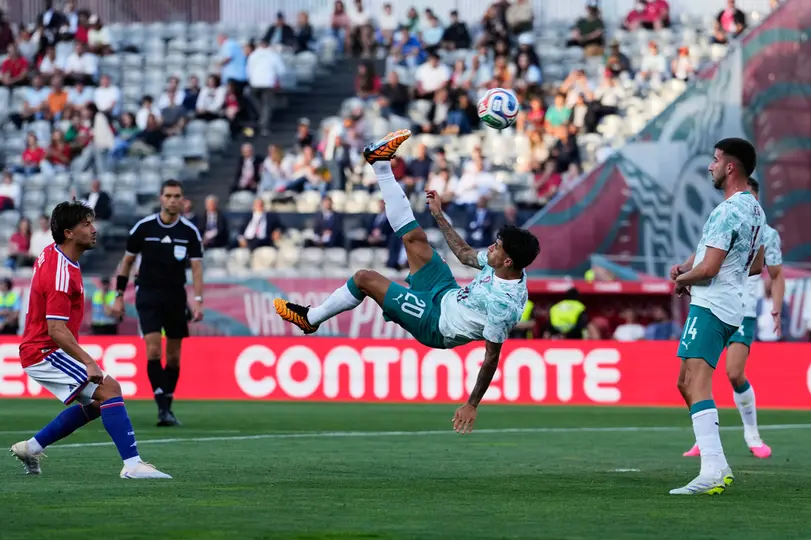 Chilena de Joao Cancelo ante Chile l AP