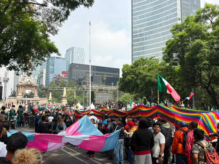 Desde el Ángel de la Independencias hasta la Zona del Caballito legaba la gente para realizar la ola / Redes Sociales